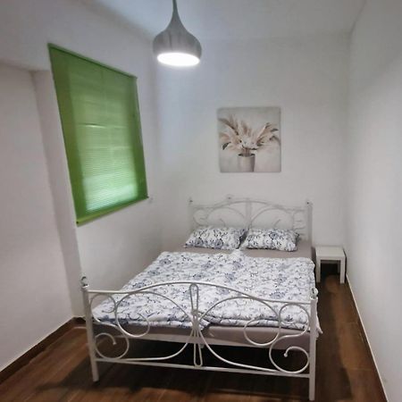 Apartman Lena Tusilovic Exteriör bild