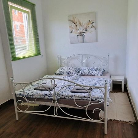 Apartman Lena Tusilovic Exteriör bild