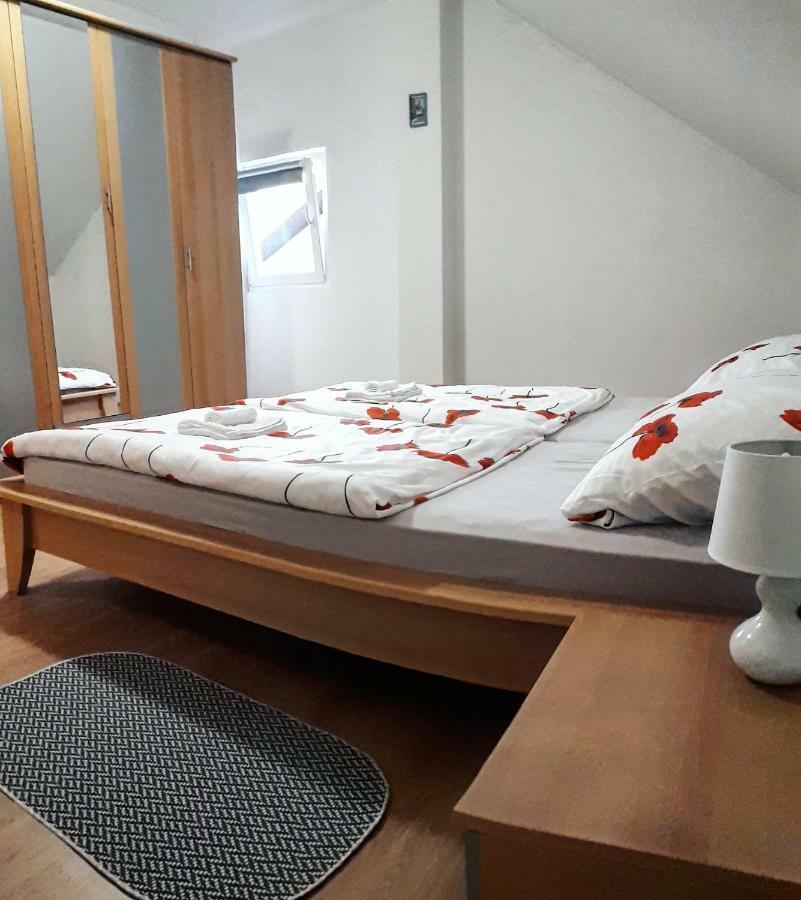 Apartman Lena Tusilovic Exteriör bild